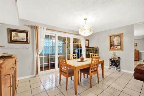 Villa ou maison à vendre à Miami, Floride: 4 chambres, 223.71 m2 № 1953447 - photo 10