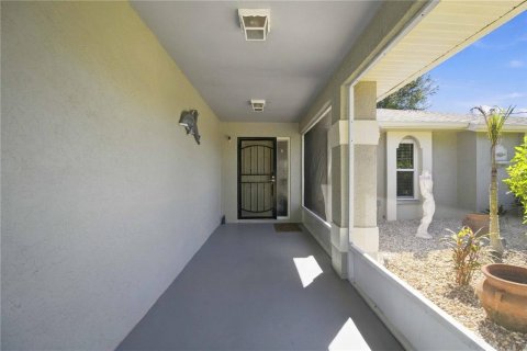 Villa ou maison à vendre à Port Charlotte, Floride: 3 chambres, 159.98 m2 № 2416248 - photo 7