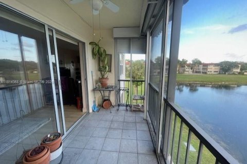 Copropriété à vendre à Pembroke Pines, Floride: 2 chambres, 108.7 m2 № 1958334 - photo 2