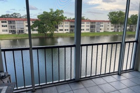 Copropriété à vendre à Pembroke Pines, Floride: 2 chambres, 108.7 m2 № 1958334 - photo 1