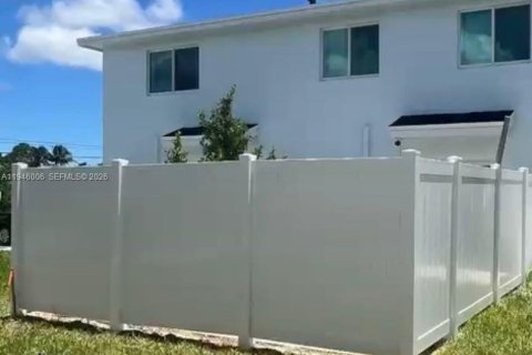 Купить таунхаус в Флорида-Сити, Флорида 3 спальни, 132.39м2, № 2066810 - фото 2