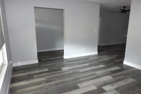 House in Winter Haven, Florida 5 bedrooms, 277.96 sq.m. № 2196793 - photo 4