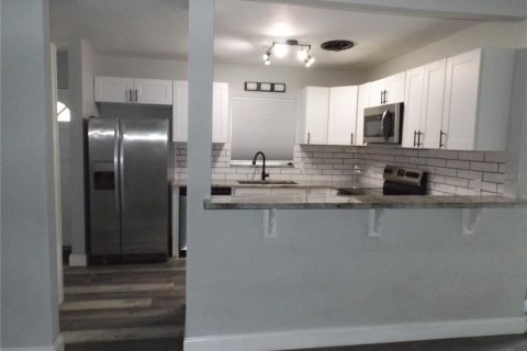 House in Winter Haven, Florida 5 bedrooms, 277.96 sq.m. № 2196793 - photo 6
