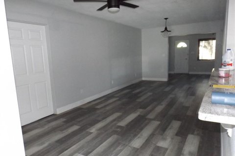 House in Winter Haven, Florida 5 bedrooms, 277.96 sq.m. № 2196793 - photo 5