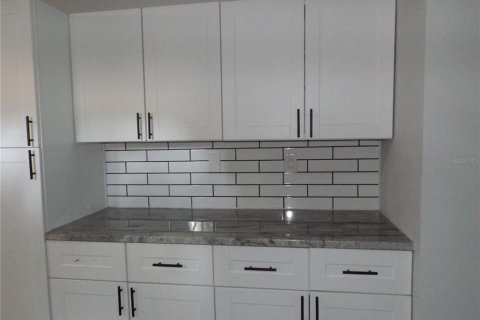 House in Winter Haven, Florida 5 bedrooms, 277.96 sq.m. № 2196793 - photo 13