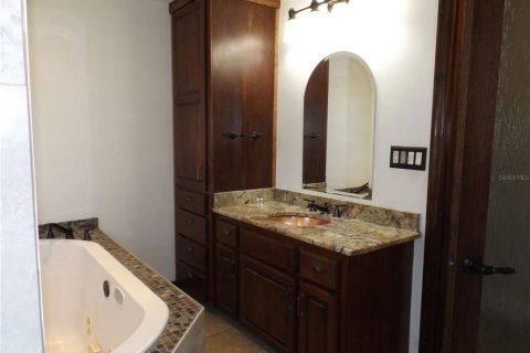 House in Winter Haven, Florida 5 bedrooms, 277.96 sq.m. № 2196793 - photo 24