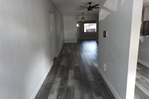 House in Winter Haven, Florida 5 bedrooms, 277.96 sq.m. № 2196793 - photo 2