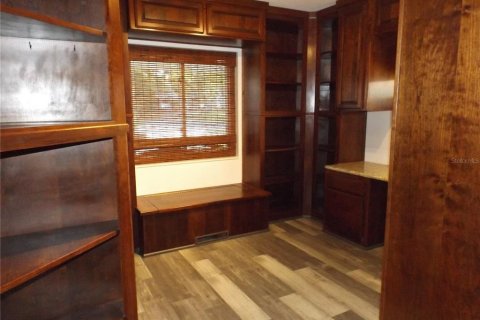 House in Winter Haven, Florida 5 bedrooms, 277.96 sq.m. № 2196793 - photo 18