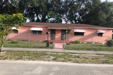 Immobilier commercial à vendre à Miami, Floride: 178.09 m2 № 1939323 - photo 1