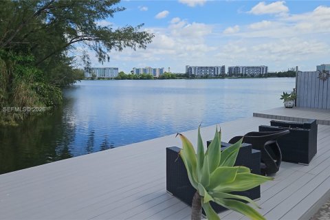 Casa en venta en Miami, Florida, 3 dormitorios, 194.54 m2 № 2253766 - foto 5