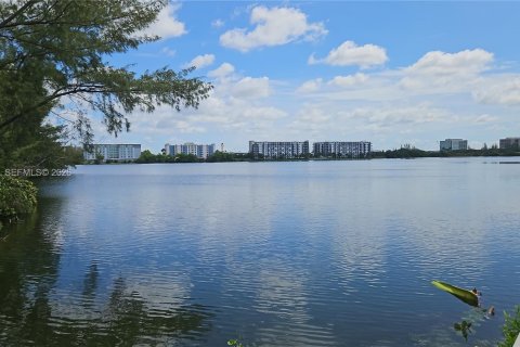 Casa en Miami, Florida 3 dormitorios, 194.54 m2 № 2253766