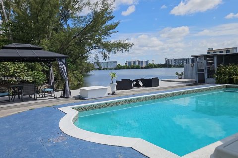 Casa en venta en Miami, Florida, 3 dormitorios, 194.54 m2 № 2253766 - foto 9