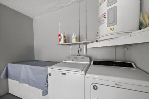 House in Port Richey, Florida 3 bedrooms, 109.25 sq.m. № 1903152 - photo 29