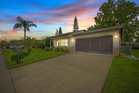 House in Port Richey, Florida 3 bedrooms, 109.25 sq.m. № 1903152 - photo 4