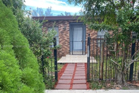 Casa en venta en Miami, Florida, 2 dormitorios, 111.76 m2 № 1986717 - foto 1