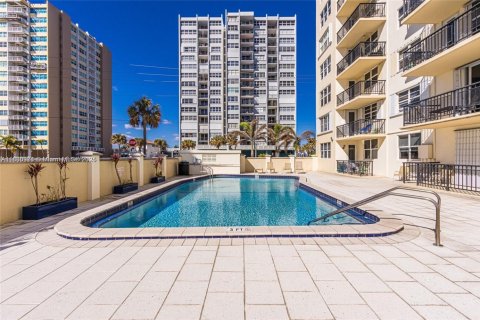 Condominio en alquiler en Hollywood, Florida, 2 dormitorios, 134.71 m2 № 1807025 - foto 13