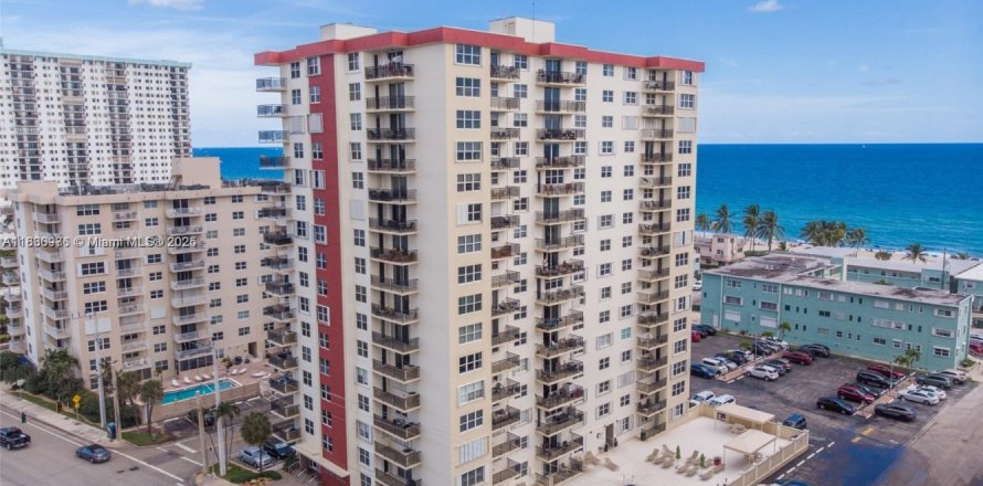 Condominio en Hollywood, Florida, 2 dormitorios № 1807025