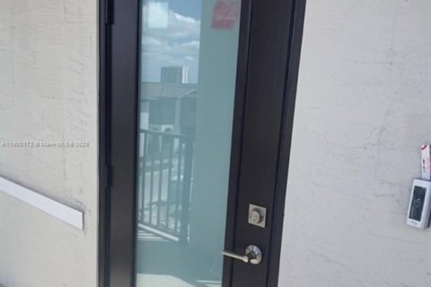 Condo in Doral, Florida, 1 bedroom  № 1957008 - photo 2