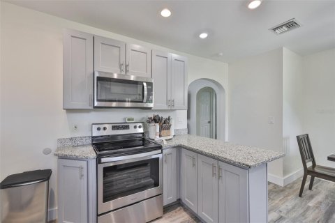 House in Saint Petersburg, Florida 2 bedrooms, 72.28 sq.m. № 1876018 - photo 12