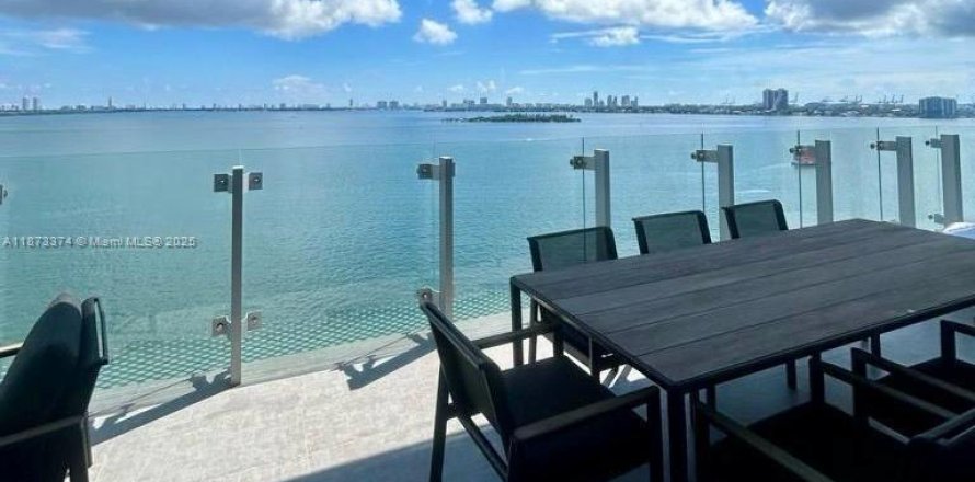 Кондоминиум с 2 спальнями в Майами, Флорида № 2014988