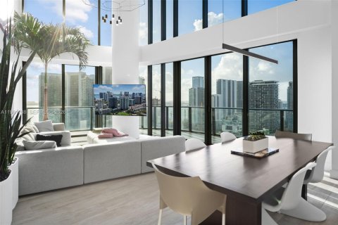 Condominio en alquiler en Miami, Florida, 4 dormitorios, 246.01 m2 № 2045044 - foto 18