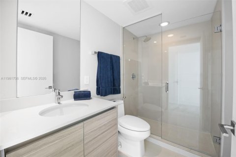 Condominio en alquiler en Miami, Florida, 4 dormitorios, 246.01 m2 № 2045044 - foto 17