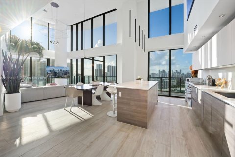 Condominio en alquiler en Miami, Florida, 4 dormitorios, 246.01 m2 № 2045044 - foto 7