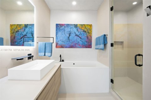 Condominio en alquiler en Miami, Florida, 4 dormitorios, 246.01 m2 № 2045044 - foto 13