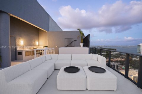 Condominio en alquiler en Miami, Florida, 4 dormitorios, 246.01 m2 № 2045044 - foto 6