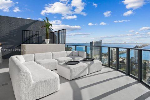 Condominio en alquiler en Miami, Florida, 4 dormitorios, 246.01 m2 № 2045044 - foto 28