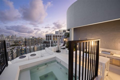 Condominio en alquiler en Miami, Florida, 4 dormitorios, 246.01 m2 № 2045044 - foto 2