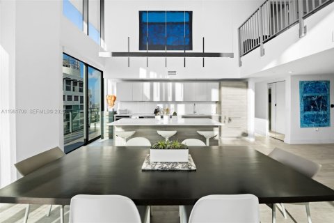 Condominio en alquiler en Miami, Florida, 4 dormitorios, 246.01 m2 № 2045044 - foto 3