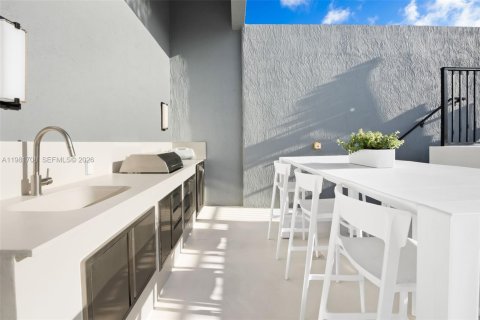 Condominio en alquiler en Miami, Florida, 4 dormitorios, 246.01 m2 № 2045044 - foto 8