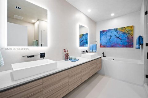 Condominio en alquiler en Miami, Florida, 4 dormitorios, 246.01 m2 № 2045044 - foto 12