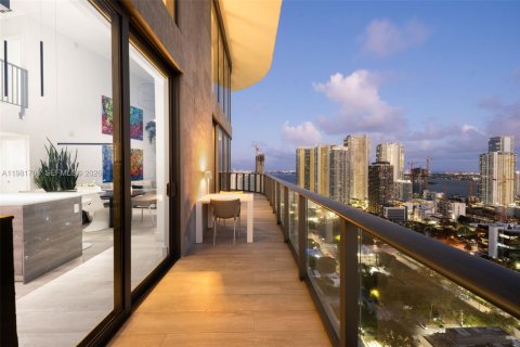 Condominio en alquiler en Miami, Florida, 4 dormitorios, 246.01 m2 № 2045044 - foto 21