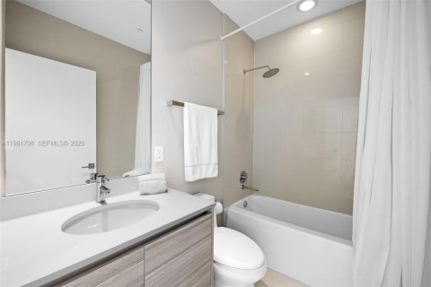 Condominio en alquiler en Miami, Florida, 4 dormitorios, 246.01 m2 № 2045044 - foto 23