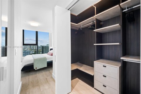 Condominio en alquiler en Miami, Florida, 4 dormitorios, 246.01 m2 № 2045044 - foto 14