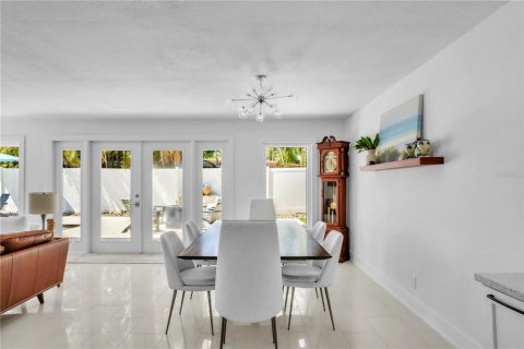 Villa ou maison à vendre à Saint Petersburg, Floride: 4 chambres, 219.25 m2 № 1637688 - photo 9