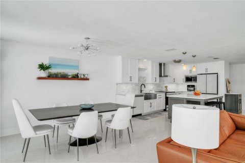 Villa ou maison à vendre à Saint Petersburg, Floride: 4 chambres, 219.25 m2 № 1637688 - photo 12