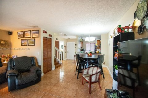 Townhouse in Miami, Florida 3 bedrooms, 117.99 sq.m. № 1890568 - photo 17