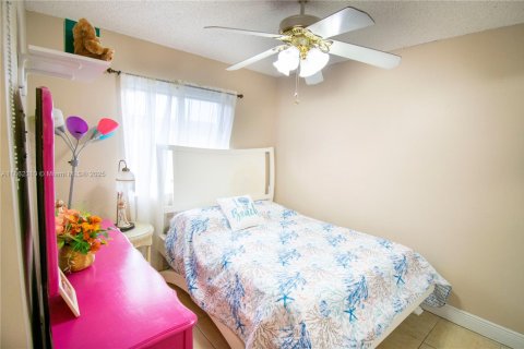 Townhouse in Miami, Florida 3 bedrooms, 117.99 sq.m. № 1890568 - photo 10