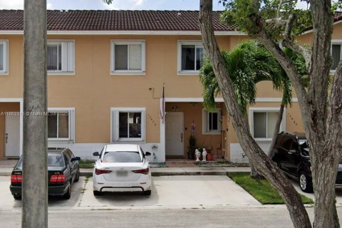 Touwnhouse à vendre à Miami, Floride: 3 chambres, 117.99 m2 № 1890568 - photo 2