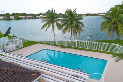 Townhouse in Miami, Florida 3 bedrooms, 117.99 sq.m. № 1890568 - photo 5