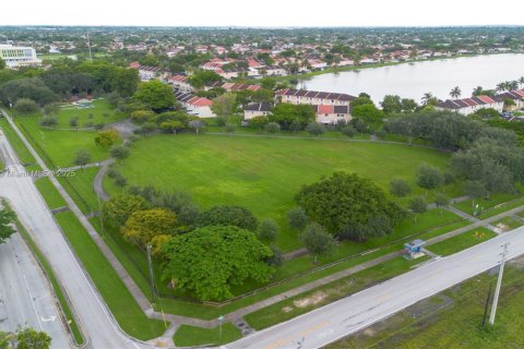 Townhouse in Miami, Florida 3 bedrooms, 117.99 sq.m. № 1890568 - photo 8