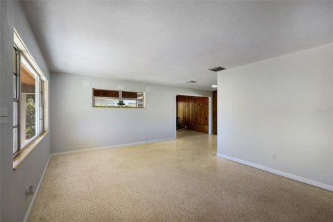 House in Sarasota, Florida 3 bedrooms, 124.12 sq.m. № 2427349 - photo 8