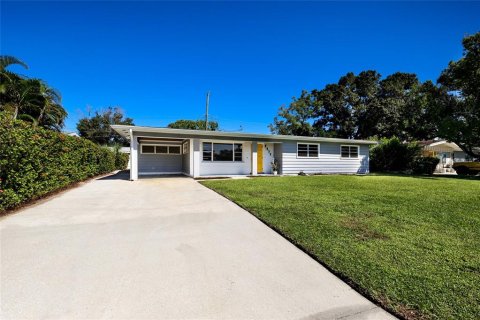 House in Sarasota, Florida 3 bedrooms, 124.12 sq.m. № 2427349 - photo 2