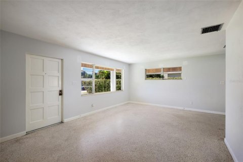 House in Sarasota, Florida 3 bedrooms, 124.12 sq.m. № 2427349 - photo 6