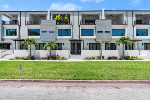Adosado en venta en Tampa, Florida, 3 dormitorios, 218.32 m2 № 1850189 - foto 1