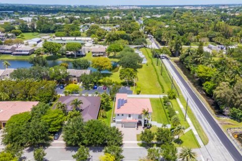 House in Davie, Florida 6 bedrooms, 512.45 sq.m. № 2072820 - photo 8