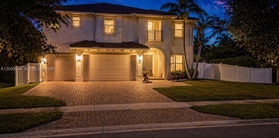 House in Davie, Florida 6 bedrooms, 512.45 sq.m. № 2072820